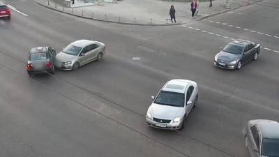 Нарушили оба: в Киеве возле Кардач столкнулись легковушки – видео
