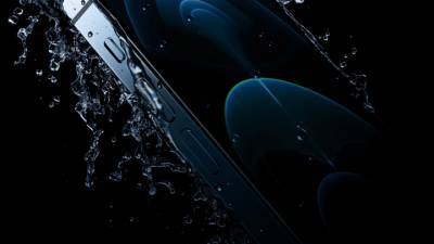 Apple оштрафовали на 10 миллионов евро за рекламу "водонепроницаемого" айфона