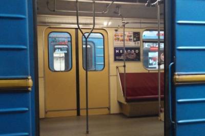 В киевском метро появился тестовый вагон с вертикальными перилами