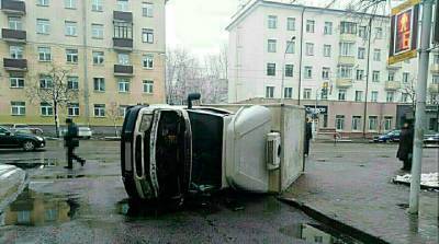 Грузовик опрокинулся в результате ДТП в Минске