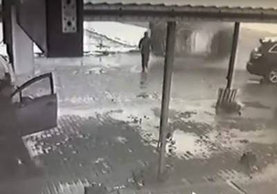 Чудесное спасение жителя Бобруйска от кувыркающегося внедорожника попало на видео