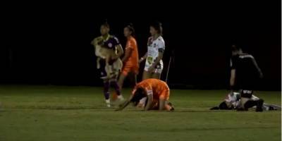 В Бразилии во время матча собака выбежала на поле и сбила футболистку — видео