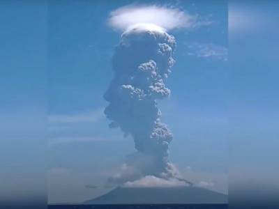 До конца 2020 года остался месяц. В Индонезии начал мощно извергаться вулкан