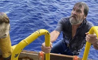 Пропавшего в море жителя Флориды нашли через два дня. Он держался за свою перевернувшуюся лодку