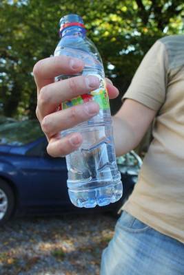 Медики объяснили, как распознать опасную бутилированную воду
