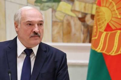 Лукашенко оконфузился, впервые надев медицинскую маску на людях