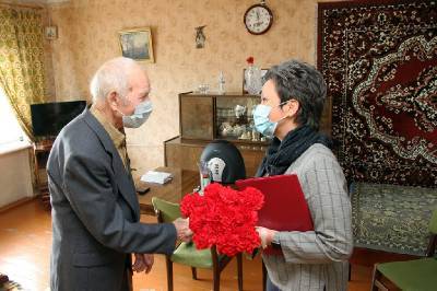 Председатель Смоленского горсовета поздравила ветерана с 95-летием