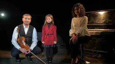 В последний день осени: Божики и 5-летняя актриса Кира снялись в фильме-видео про Львов
