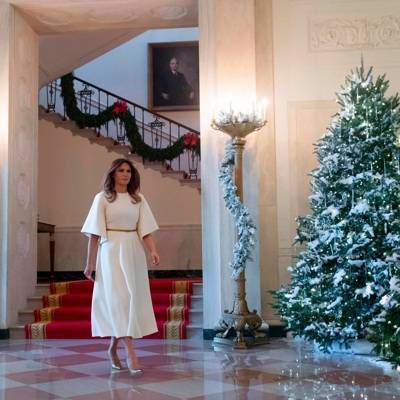 Мелания Трамп в понедельник показала украшенные к Рождеству залы Белого дома