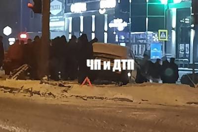 В Брянске возле ТЦ «Океан Плаза» автомобиль вылетел на тротуар