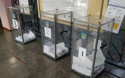 На Херсонщине кандидат пришла голосовать с символикой своей партии