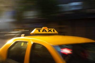 В Екатеринбурге таксисты собрались у мэрии из-за указа об установке защитных экранов