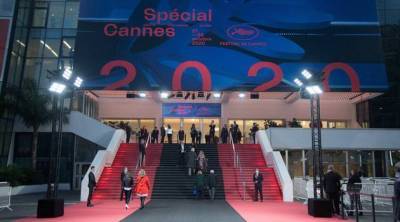 Каннский кинофестиваль почтил память жертв теракта черной ковровой дорожкой