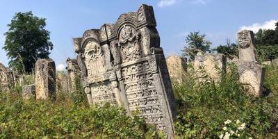 Неизвестные вандалы две ночи громили еврейское кладбище в Кишиневе