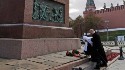 Путин в День народного единства возложил цветы к памятнику Минину и Пожарскому