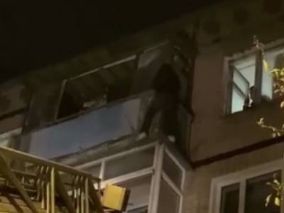 По перилам балкона в Харькове гуляла молодая девушка