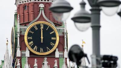 Путин одним из первых услышал звон новых колоколов на Спасской башне Кремля