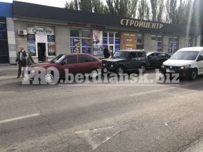 В Бердянске произошло ДТП: столкнулись Geely, ВАЗ и Opel