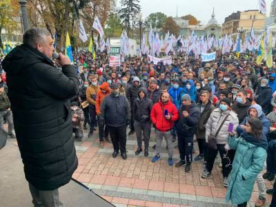 Под зданием украинского парламента «евробляхеры» устроили «теплый» прием депутатам
