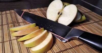 Японский лайфхак с ножом и канцелярской резинкой, который упростит нарезку продуктов