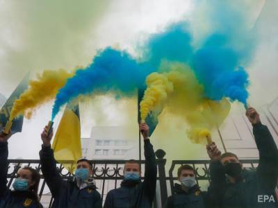 Украинцы недовольны решением КСУ об отмене части антикоррупционных норм. Опасаются потерять безвиз