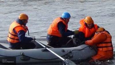Сотрудники МЧС спасли двух рыбаков с тонущей лодки в Саратове