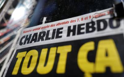 Французский сатирический еженедельник Charlie Hebdo отреагировал на теракты в стране новой обложкой