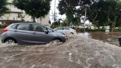 Первая осенняя буря: наводнения в Ашдоде и Явне, спасатели эвакуируют водителей