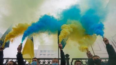Украинцы недовольны скандальным решением КСУ — опрос