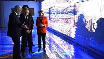 Путин посетил новый подземный музей Кремля