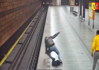 Драка с падением под поезд в пражском метро попала на видео