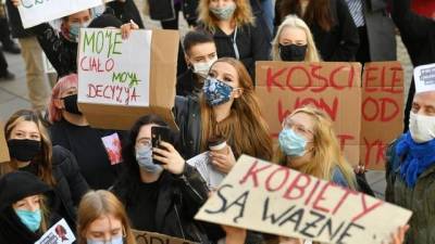 Протесты в Польше: запрет абортов «поставили на паузу»