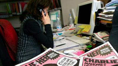 Charlie Hebdo выпустил номер с карикатурой на теракты во Франции