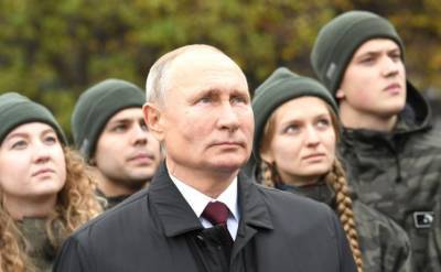 Путин одним из первых услышал звон новых колоколов на Спасской башне