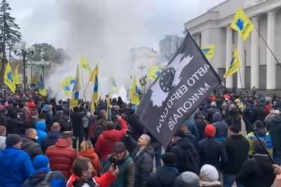 В Киеве "евробляхери" снова вышли на митинг под Раду и зажгли дымовые шашки
