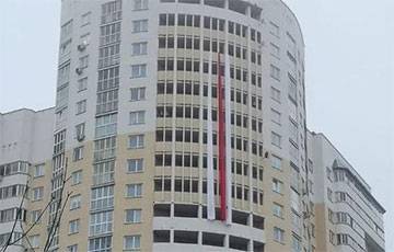В Витебске появился бело-красно-белый флаг длинной на восемь этажей