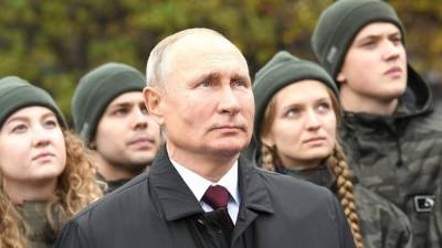 Путин послушал бой обновленных курантов на Спасской башне