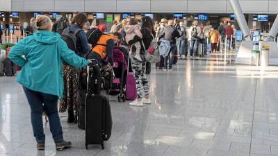 Длинные очереди в аэропортах: немцы убегают от карантина