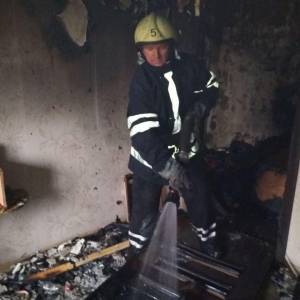 В Днепровском районе Запорожья горела многоэтажка: пострадала 27-летняя девушка. Фото