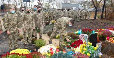 "Это были совсем молодые парни": под Харьковом почтили память экипажа и курсантов, 40 дней спустя
