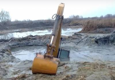 Во время расчистки реки под Воронежем экскаватор утонул в грязи (ВИДЕО)