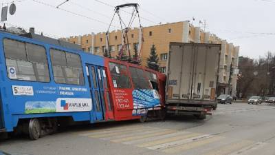 Момент аварии трамвая с грузовиком в Ижевске попал на видео