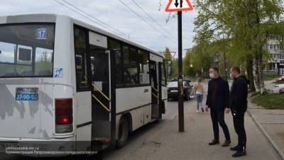 Женщина с дочкой получили травмы при выходе из автобуса в Екатеринбурге
