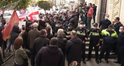 Грузию охватили акции протеста: окружные комиссии окружены митингующими и полицией