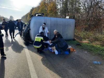 В Ровенской области перевернулась «скорая», доставившая в больницу пострадавших в тройном ДТП