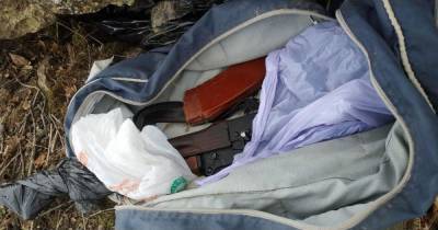 Схрон оружия, спрятанный в сумку, нашли на склоне горы в Дагастане