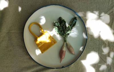 Вещь дня: Jacquemus и художница Дафна Леон выпустили коллекцию посуды (ФОТО)