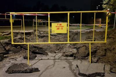 Возле киевской школы из-за прорыва трубы разрыли огромную яму: взрослые боятся за жизни детей (фото)