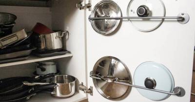 5 вариантов, где можно хранить крышки от кастрюль и сковородок, если места мало