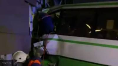 Автобус с пассажирами протаранил здание госуниверситета в Великом Новгороде
